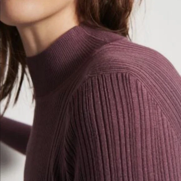 Open Back TurtleNeck - Picture 3 of 10